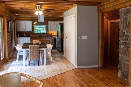 Cozy 2 Bedroom Cabin Nestled In Wooded Hideaway Monterey Zewnętrze zdjęcie